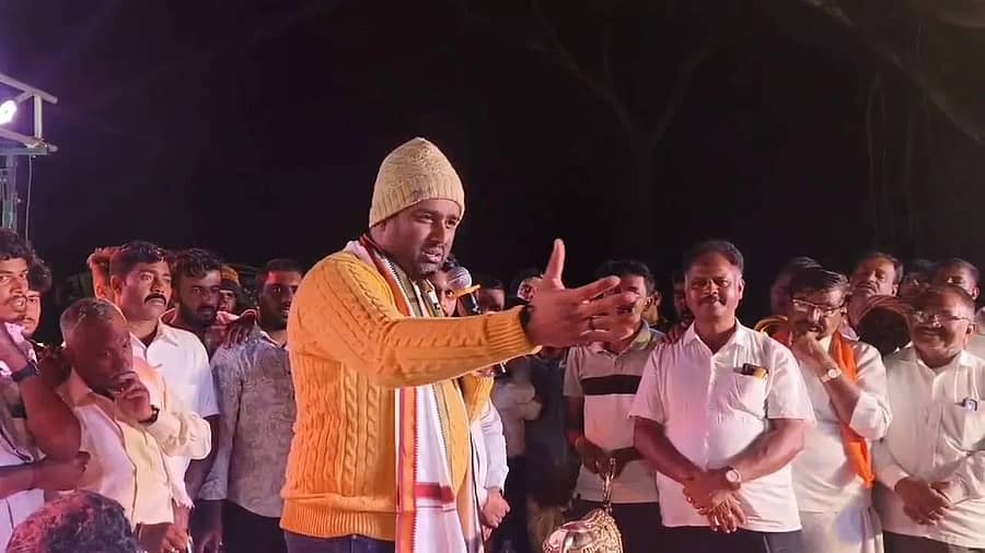 ಹೊಳೆನರಸೀಪುರ ತಾಲ್ಲೂಕಿನ ಅಗ್ರಹಾರ ಗ್ರಾಮದಲ್ಲಿ ಶನಿವಾರ ರಾತ್ರಿ ನಡೆದ ಸಾರ್ವಜನಿಕ ಸಭೆಯಲ್ಲಿ ವಿಧಾನಪರಿಷತ್ ಸದಸ್ಯ ಡಾ.ಸೂರಜ್ ರೇವಣ್ಣ ಮಾತನಾಡಿದರು