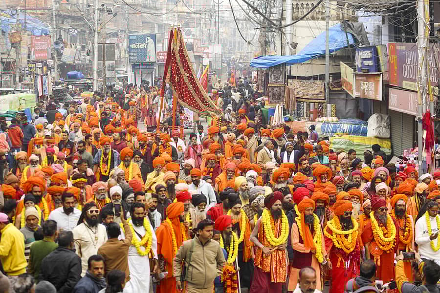 <div class="paragraphs"><p>‘ಶ್ರೀ ಪಂಚಯತಿ ಅಖಾಡಾ ಬಡಾ ಉದಾಸೀನ್’ ಗುಂಪಿನ ಸಾಧುಗಳು ಭಾನುವಾರ ಮೆರವಣಿಗೆಯ ಮೂಲಕ ಮಹಾಕುಂಭಮೇಳ ನಡೆಯುವ ಸಂಗಮದತ್ತ ಸಾಗಿದರು </p></div>