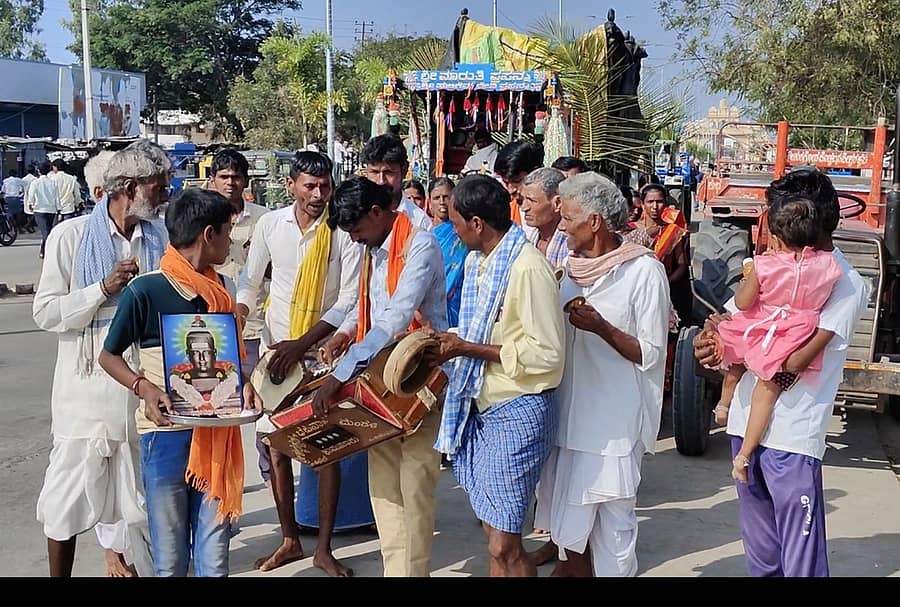ಕೊಪ್ಪಳದ ಗವಿಸಿದ್ಧೇಶ್ವರ ಮಠದ ಜಾತ್ರೆ ಅಂಗವಾಗಿ ದವಸ ಧಾನ್ಯ ಹೊತ್ತು ಮೆರವಣಿಗೆಯಲ್ಲಿ ಬಂದ ಭಕ್ತರು