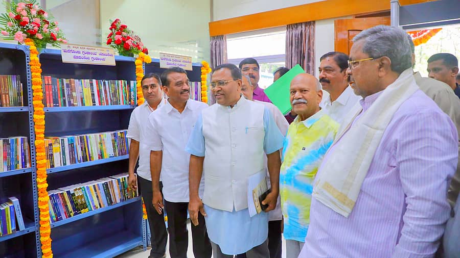 <div class="paragraphs"><p>ಸಿಎಂ ಗೃಹ ಕಚೇರಿ ಕೃಷ್ಣಾದಲ್ಲಿ ‘ಮನೆಗೊಂದು ಗ್ರಂಥಾಲಯ' ಅನಾವರಣ</p></div>