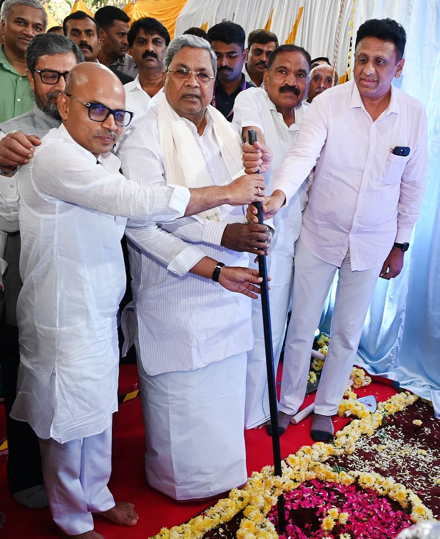 <div class="paragraphs"><p>ಕರ್ನಾಟಕ ಪರೀಕ್ಷಾ ಪ್ರಾಧಿಕಾರದ ಹೆಚ್ಚುವರಿ ಕಟ್ಟಡಕ್ಕೆ ಮುಖ್ಯಮಂತ್ರಿ ಸಿದ್ದರಾಮಯ್ಯ ಶಿಲಾನ್ಯಾಸ ನೇರವೇರಿಸಿದರು. ಉನ್ನತ ಶಿಕ್ಷಣ ಸಚಿವ ಡಾ.ಎಂ.ಸಿ. ಸುಧಾಕರ್, ವೈದ್ಯಕೀಯ ಶಿಕ್ಷಣ ಸಚಿವ ಶರಣಪ್ರಕಾಶ ಪಾಟೀಲ, ಗೃಹಮಂಡಳಿ ಅಧ್ಯಕ್ಷ ಕೆ.ಎಂ. ಶಿವಲಿಂಗೇಗೌಡ ಉಪಸ್ಥಿತರಿದ್ದರು. </p></div>