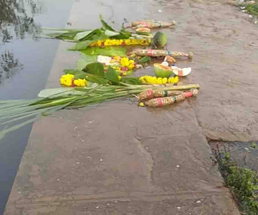 ವಾಣಿವಿಲಾಸ ಜಲಾಶಯದ ಕೋಡಿಯಲ್ಲಿ ಸಣ್ಣಪ್ರಮಾಣದಲ್ಲಿ ನೀರು ಹರಿಯುತ್ತಿದ್ದು, ಸ್ಥಳೀಯರು ಗಂಗಾಪೂಜೆ ನೆರವೇರಿಸಿರುವುದು 