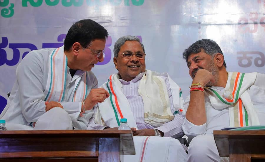 <div class="paragraphs"><p>ಕೆಪಿಸಿಸಿ ಸರ್ವ ಸದಸ್ಯರ ಸಭೆಯಲ್ಲಿ ರಣದೀಪ್ ಸಿಂಗ್ ಸುರ್ಜೆವಾಲಾ, ಸಿದ್ದರಾಮಯ್ಯ ಮತ್ತು ಡಿ.ಕೆ. ಶಿವಕುಮಾರ್ ಚರ್ಚೆ</p></div>