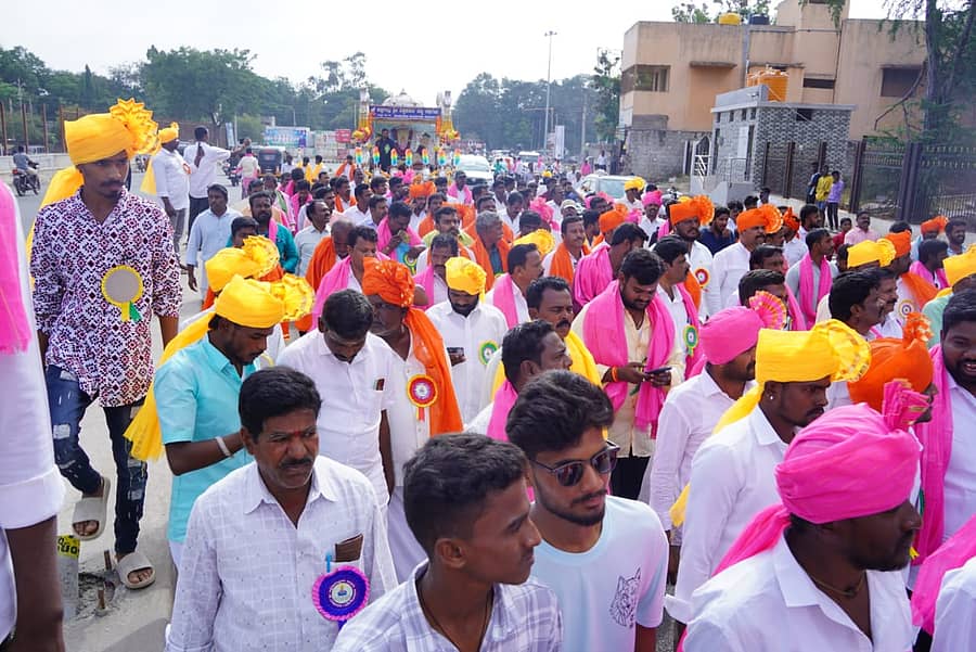 ಸಿರುಗುಪ್ಪ ನಗರದ ಬಿಜೆಪಿ ಪಕ್ಷದ ಕಚೇರಿಯಲ್ಲಿ ಶಿವಯೋಗಿ ಸಿದ್ದರಾಮೇಶ್ವರರ 853ನೇ ಜಯಂತಿ ಆಚರಿಸಿದರು