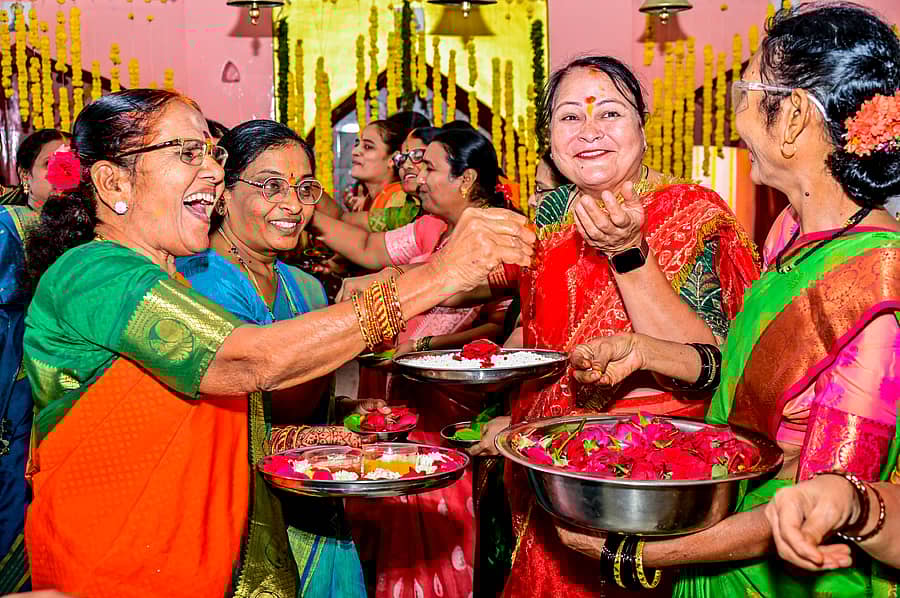 ಸಂಕ್ರಾಂತಿ ಹಬ್ಬದ ಅಂಗವಾಗಿ ಕಲಬುರಗಿಯ ಶಹಾ ಬಜಾರ್‌ನಲ್ಲಿರುವ ಅನಂತಶಯನ ಬಾಲಾಜಿ ಮಂದಿರದಲ್ಲಿ ಮಂಗಳವಾರ ರಜಪೂತ ಮಹಿಳಾ ಮಂಡಳ ಸದಸ್ಯರು ಕುಸುರೆಳ್ಳು ವಿನಿಮಯ ಮಾಡಿಕೊಂಡು ಸಂಕ್ರಾಂತಿ ಹಬ್ಬ ಆಚರಿಸಿದರು         ಪ್ರಜಾವಾಣಿ ಚಿತ್ರ