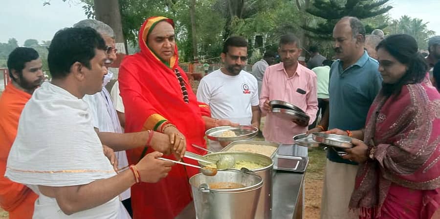 ಶ್ರೀರಂಗಪಟ್ಟಣ ಸಮೀಪದ ಚಂದ್ರವನ ಆಶ್ರಮದಲ್ಲಿ ಸಂಕ್ರಾಂತಿ ಹಬ್ಬದ ನಿಮಿತ್ತ ಆಶ್ರಮದ ಪೀಠಾಧ್ಯಕ್ಷ ತ್ರಿನೇತ್ರ ಮಹಾಂತ ಶಿವಯೋಗಿ ಸ್ವಾಮೀಜಿ ಮಂಗಳವಾರ ಬೆಳಿಗ್ಗೆ ಭಕ್ತರಿಗೆ ಪೊಂಗಲ್‌ ಬಡಿಸಿದರು