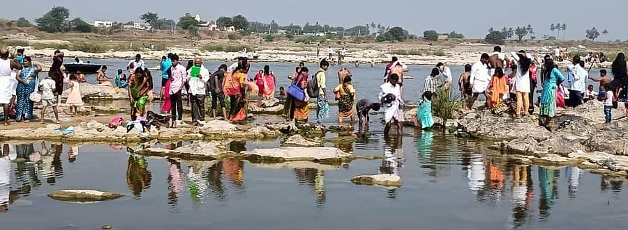 ಮಕರ ಸಂಕ್ರಮಣ ಪ್ರಯುಕ್ತ ಮಂತ್ರಾಲಯ ಸಮೀಪದ ತುಂಗಭದ್ರಾ ನದಿಯಲ್ಲಿ ಭಕ್ತರು ಪುಣ್ಯಸ್ನಾನ ಮಾಡಿದರು