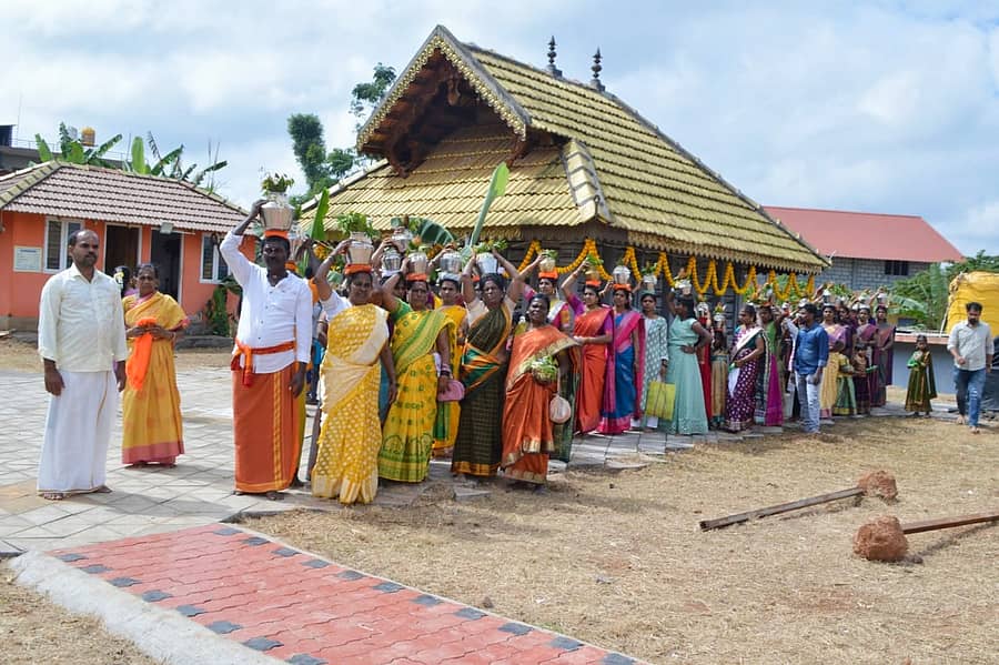 ಮಕರ ಸಂಕ್ರಾಂತಿ(ಪೊಂಗಲ್) ಹಬ್ಬದ ಅಂಗವಾಗಿ ಸುಂಟಿಕೊಪ್ಪದ ಪೊಂಗಲ್ ಸಮಿತಿಯಿಂದ ಮಂಗಳವಾರ ಚಾಮುಂಡೇಶ್ವರಿ ಮತ್ತು ಮುತ್ತಪ್ಪ ದೇವಾಲಯದಲ್ಲಿ ಪೂಜಾ ಕೈಂಕರ್ಯಗಳು ನಡೆದವು