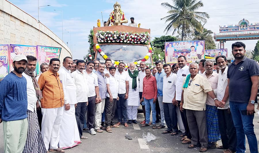 ಹಿರೀಸಾವೆಗೆ ಬುಧವಾರ ಇಲ್ಲಿಗೆ ತಲುಪಿದ ಕೆಂಪೇಗೌಡರ ಕಂಚಿನ ಪುತ್ಥಳಿಗೆ ಸಮುದಾಯದ ಮುಖಂಡರು ಮತ್ತು ಹೋಬಳಿಯ ಕೆಂಪೇಗೌಡ ವೇದಿಕೆಯ ಪದಾಧಿಕಾರಿಗಳು  ಸ್ವಾಗತ ಕೋರಿದರು