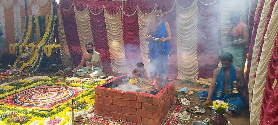 ನಾಪೊಕ್ಲುವಿನ ಶ್ರೀ ಕಾವೇರಮ್ಮ ಕೊಡವ ಮತ್ತು ಅಮ್ಮ ಕೊಡವ ಹಿತರಕ್ಷಣ ಚಾರಿಟೇಬಲ್ ಟ್ರಸ್ಟ್ ವತಿಯಿಂದ ಭಾಗಮಂಡಲದಲ್ಲಿ ಬುಧವಾರ ಚಂಡಿಕಾ ಹೋಮ ನೆರವೇರಿಸಲಾಯಿತು