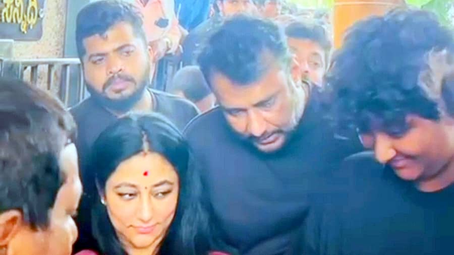 <div class="paragraphs"><p>ಶ್ರೀರಂಗಪಟ್ಟಣ: ಆರತಿ ಉಕ್ಕಡದಲ್ಲಿ ‘ತಡೆ’ ಒಡೆಸಿದ ನಟ ದರ್ಶನ್‌</p></div>