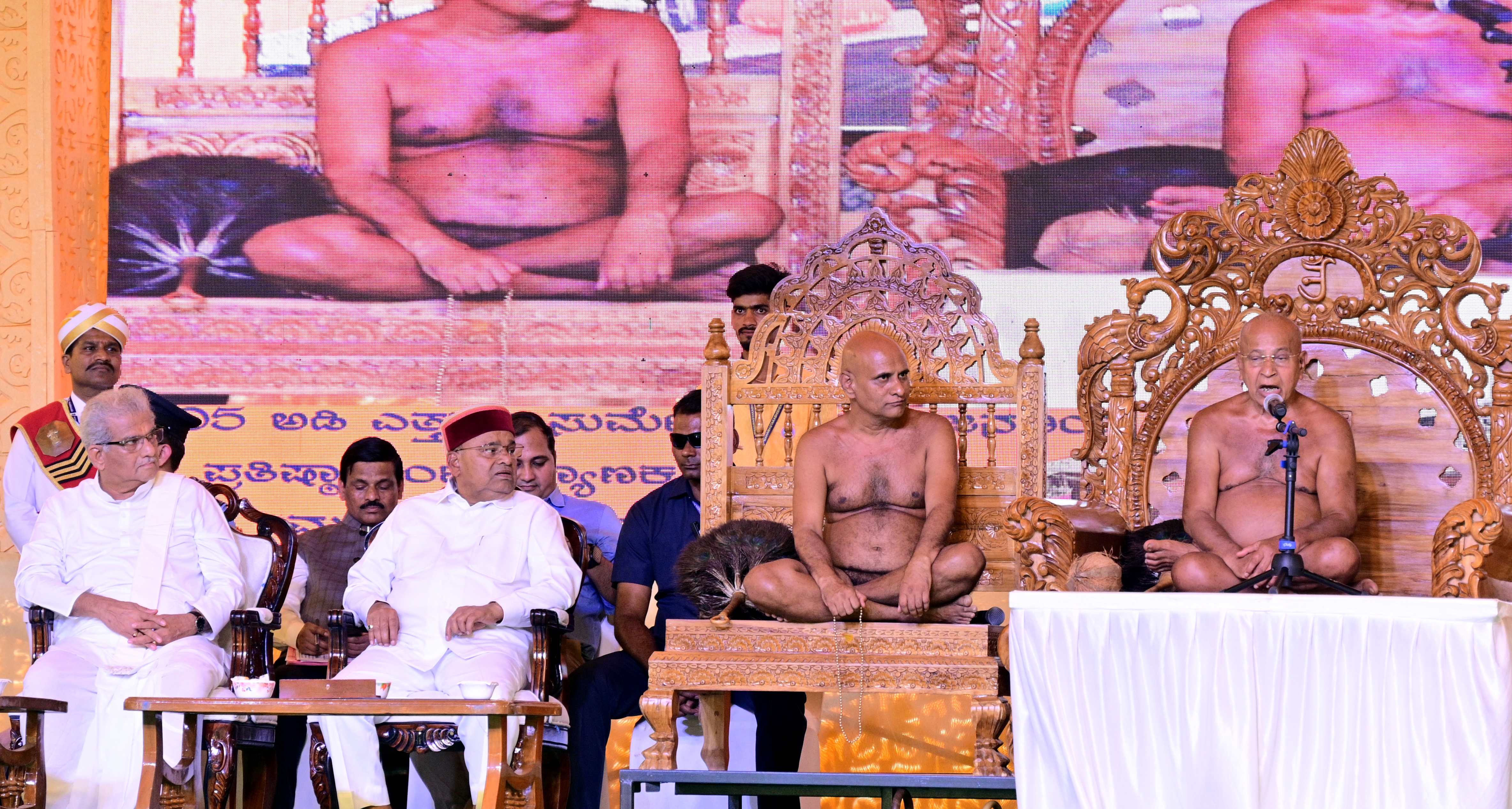 ಹುಬ್ಬಳ್ಳಿ ತಾಲ್ಲೂಕಿನ ವರೂರಿನ ನವಗ್ರಹ ತೀರ್ಥಕ್ಷೇತ್ರದಲ್ಲಿ ಬುಧವಾರ ನಡೆದ ಕುಂಥು ಸಾಗರ ಮಹಾರಾಜರು ಮಾತನಾಡಿದರು. ಧರ್ಮಸ್ಥಳದ ಧರ್ಮಾಧಿಕಾರಿ ವೀರೇಂದ್ರ ಹೆಗ್ಗಡೆ, ರಾಜ್ಯಪಾಲ ಥಾವರಚಂದ್ ಗೆಹಲೋತ್‌, ಆಚಾರ್ಯ ಗುಣಧರನಂದಿ ಮಹಾರಾಜರು ಹಾಜರಿದ್ದರು