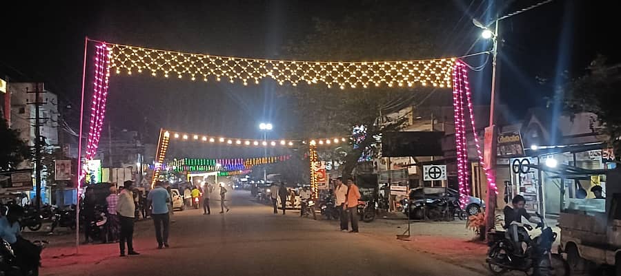 ಸರಗೂರು ಪಟ್ಟಣದಲ್ಲಿ ಸಾಹಿತ್ಯ ಸಮ್ಮೇಳನ ಪ್ರಯುಕ್ತ ದೀಪಾಲಂಕಾರ ಮಾಡಿರುವುದು
