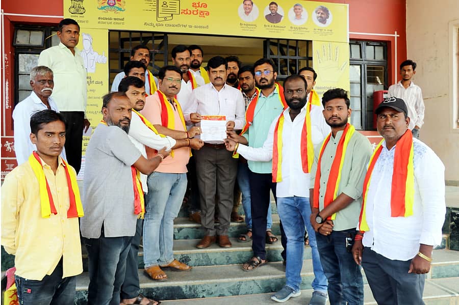 ಭಾಲ್ಕಿಯ ತಹಶೀಲ್ದಾರ್ ಕಚೇರಿಯಲ್ಲಿ ನಮ್ಮ ಕರ್ನಾಟಕ ಸೇನೆಯ ಪದಾಧಿಕಾರಿಗಳು ಗುರುವಾರ ತಹಶೀಲ್ದಾರ್‌ಗೆ ಮನವಿ ಪತ್ರ ಸಲ್ಲಿಸಿದರು