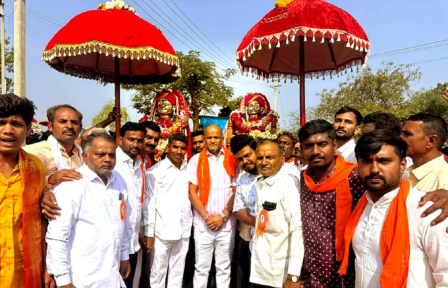 ಬಸವಕಲ್ಯಾಣ ನಗರದ ತ್ರಿಪುರಾಂತ ಕೆರೆ ದಂಡೆಯಲ್ಲಿ ಗುರುವಾರ ನಡೆದ ಮಡಿವಾಳ ಮಾಚಿದೇವರ ಪಲ್ಲಕ್ಕಿ ಮೆರವಣಿಗೆಯಲ್ಲಿ ಶಾಸಕ ಶರಣು ಸಲಗರ ಪಾಲ್ಗೊಂಡಿದ್ದರು