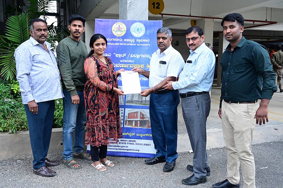 ಕಣಿಮಿಣಿಕೆಯಲ್ಲಿ ಆಯೋಜಿಸಿದ್ದ ಮೇಳದಲ್ಲಿ ಫ್ಲ್ಯಾಟ್ ಖರೀದಿಸಿದ ಗ್ರಾಹಕರಿಗೆ ಬಿಡಿಎ ಅಧಿಕಾರಿಗಳು ಹಂಚಿಕೆ ಪತ್ರ ವಿತರಿಸಿದರು 