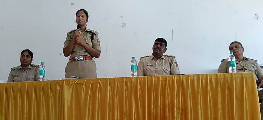 ಅರಕಲಗೂಡಿನಲ್ಲಿ ಶನಿವಾರ ನಡೆದ ಬ್ಯಾಂಕ್ ಅಧಿಕಾರಿಗಳ ಸಭೆಯಲ್ಲಿ ಎಎಸ್ಪಿ ಶಾಲು ಮಾತನಾಡಿದರು. ವಸಂತ್ , ಕಾವ್ಯ, ಪ್ರಹ್ಲಾದ್ ಭಾಗವಹಿಸಿದ್ದರು.