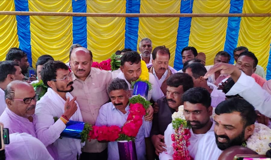 ಮುಳಬಾಗಿಲು ನಗರದಲ್ಲಿ ನಡೆದ ಪಿ.ಎಲ್.ಡಿ ಬ್ಯಾಂಕ್ ಚುನಾವಣೆಯಲ್ಲಿ ಗೆದ್ದ ಅಭ್ಯರ್ಥಿಗಳನ್ನು ಅನುಯಾಯಿಗಳು ಅಭಿನಂದಿಸಿದರು.