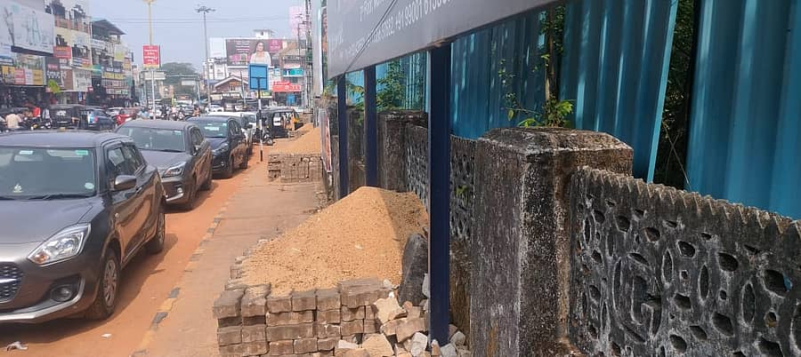 ಉಡುಪಿಯ ಅಲಂಕಾರ್‌ ಥಿಯೇಟರ್‌ನ ಮುಂಭಾಗದ ರಸ್ತೆ ಬದಿಯ ಪಾದಚಾರಿ ಮಾರ್ಗದಲ್ಲಿ ಮರಳು ಸಂಗ್ರಹಿಸಿಟ್ಟಿರುವುದು
