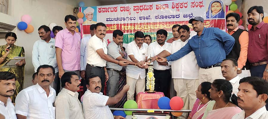 ಮುಳಬಾಗಿಲು ನಗರದಲ್ಲಿ ನಡೆದ ಸಾವಿತ್ರಿಬಾಯಿ ಫುಲೆ ಜಯಂತಿ ಹಾಗೂ ಉತ್ತಮ ಶಿಕ್ಷಕರಿಗೆ ಸನ್ಮಾನ ಕಾರ್ಯಕ್ರಮ ನಡೆಯಿತು