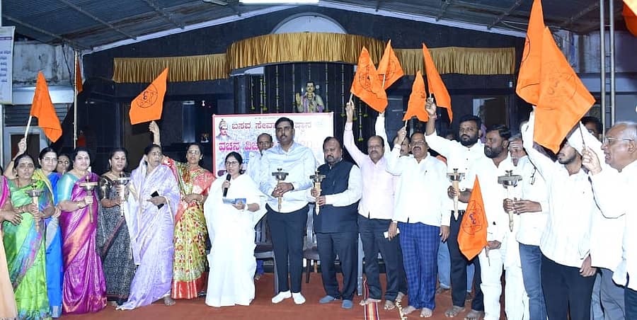 ವಚನ ವಿಜಯೋತ್ಸವದ ಪ್ರಚಾರಕ್ಕೆ ಬೀದರ್ನ ಶರಣ ಉದ್ಯಾನದಲ್ಲಿ ಸೋಮವಾರ ಷಟಸ್ಥಲ ಧ್ವಜ ತೋರಿಸಿ ಚಾಲನೆ ನೀಡಲಾಯಿತು