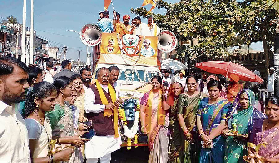 ಬಸವನಬಾಗೇವಾಡಿಯಲ್ಲಿ ಫೆ.4 ರಂದು ಉದ್ಘಾಟನೆಯಾಗಲಿರುವ ಕ್ರಾಂತಿವೀರ ಬ್ರಿಗೇಡ್ ಕುರಿತು ಜನಜಾಗೃತಿ ಮೂಡಿಸುವ ಭವ್ಯರಥ ಯಾತ್ರೆಗೆ ಮಖನಾಪೂರ ಸೋಮಲಿಂಗ ಮಹಾರಾಜರು ಸೇರಿದಂತೆ ವಿವಿಧ ಶ್ರೀಗಳು ಬಸವೇಶ್ವರ ದೇವಸ್ಥಾನ ಮುಂಭಾಗ ಚಾಲನೆ ನೀಡಿದರು