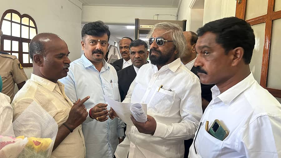 ಬೆಂಗಳೂರಿನ ವಿಧಾನಸೌಧದಲ್ಲಿ ಸರ್ಕಾರದ ವತಿಯಿಂದ ದಾಸೋಹ ದಿನ ಆಚರಿಸಬೇಕು ಎಂದು ಆಗ್ರಹಿಸಿ ಅರಣ್ಯ ಸಚಿವ ಈಶ್ವರ ಖಂಡ್ರೆ ಅವರಿಗೆ ಮನವಿ ಸಲ್ಲಿಸಲಾಯಿತು