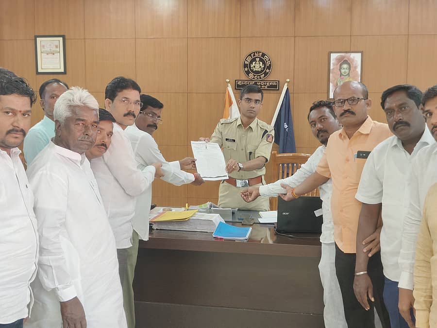 ಬೀರಲಿಂಗಪ್ಪ ಉದ್ದೇಶಪೂರ್ವಕವಾಗಿ ಶಾಸಕ ಶರಣಗೌಡ ಕಂದಕೂರ ಅವರ ತೇಜೋವಧೆ ಮಾಡಲು ದಯಾಮರಣ ಅರ್ಜಿ ಸಲ್ಲಿಸಿ ಬ್ಲಾಕ್‌ಮೇಲ್ ಮಾಡುತ್ತಿದ್ದಾರೆ ಎಂದು ಆರೋಪಿಸಿ ಜಿಲ್ಲಾ ಜಾತ್ಯತೀತ ಜನತಾದಳದಿಂದ ಜಿಲ್ಲಾ ಪೊಲೀಸ್‌ ವರಿಷ್ಠಾಧಿಕಾರಿಗೆ ದೂರು ಸಲ್ಲಿಸಲಾಗಿದೆ