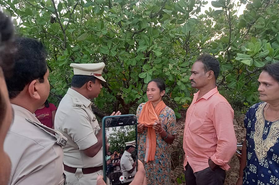 ಹೊನ್ನಾವರ ತಾಲ್ಲೂಕಿನ ಸಾಲ್ಕೋಡ ಗ್ರಾಮದ ಕೊಂಡಾಕುಳಿಯಲ್ಲಿ ಹಸುವಿನ ವಧೆ ಮಾಡಿದ ಜಾಗಕ್ಕೆ ಮಂಗಳವಾರ ಭೇಟಿ ನೀಡಿದ ಎಸ್ಪಿ ನಾರಾಯಣ ಎಂ. ಅವರು ಹತ್ಯೆಯಾದ ಹಸುವಿನ ಮಾಲೀಕರಿಗೆ ಸಾಂತ್ವನ ಹೇಳಿದರು 