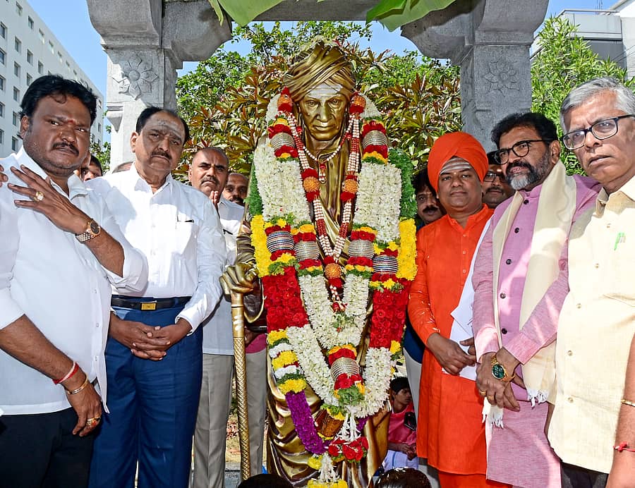 ನಗರದಲ್ಲಿ ಮಂಗಳವಾರ ಏರ್ಪಡಿಸಿದ್ದ ಕಾರ್ಯಕ್ರಮದಲ್ಲಿ ಶಿವಕುಮಾರಸ್ವಾಮಿ ಚಾರಿಟಬಲ್ ಟ್ರಸ್ಟ್ ಅಧ್ಯಕ್ಷ ಟಿ.ವೆಂಕಟೇಶ್ ಗೌಡ, ಶಂಕರ ಬಿದರಿ, ಪ್ರಭುಚನ್ನಬಸವ ಸ್ವಾಮೀಜಿ, ಛಲವಾದಿ ನಾರಾಯಣಸ್ವಾಮಿ ಅವರು ಶಿವಕುಮಾರ ಸ್ವಾಮೀಜಿ ಪುತ್ಥಳಿಗೆ ಮಾಲಾರ್ಪಣೆ ಮಾಡಿದರು.  ಪ್ರಜಾವಾಣಿ ಚಿತ್ರ