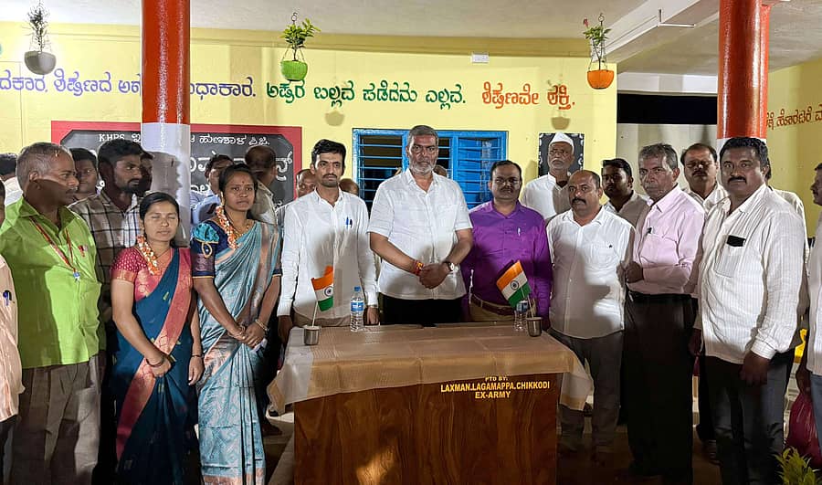 ಮೂಡಲಗಿ ತಾಲ್ಲೂಕಿನ ಹುಣಶ್ಯಾಳ ಪಿಜಿ ಗ್ರಾಮದ ಇಂಚಲ ತೋಟದ ಸರ್ಕಾರಿ ಹಿರಿಯ ಪ್ರಾಥಮಿಕ ಶಾಲೆಯಲ್ಲಿ ಶಾಸಕ ಬಾಲಚಂದ್ರ ಜಾರಕಿಹೊಳಿ ಅವರು ಗಣಿತ ಪ್ರಯೋಗಾಲಯ ಉದ್ಘಾಟಿಸಿದರು