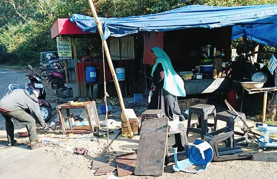 ಕಾಡಾನೆ ದಾಳಿಯಿಂದ ಜಖಂಗೊಂಡಿರುವ ಟೀ ಅಂಗಡಿ