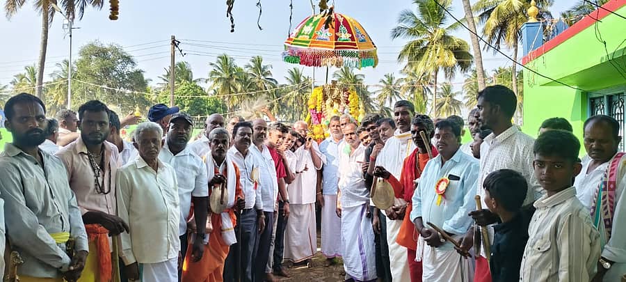 ಸರಗೂರು ಸಮೀಪದ ಹುಲಿಕುರ ಗ್ರಾಮದಲ್ಲಿ ಈಚೆಗೆ ವೇಣುಗೋಪಾಲ ಸ್ವಾಮಿ ಜಾತ್ರಾ ಮಹೋತ್ಸವದ ಅಂಗವಾಗಿ ಉತ್ಸವ ನಡೆಯಿತು