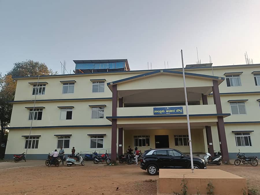 ಸಾಗರದ ಕೋರ್ಟ್ ರಸ್ತೆಯಲ್ಲಿರುವ ತಾಲ್ಲೂಕು ಆಡಳಿತ ಸೌಧದ ಕಚೇರಿ