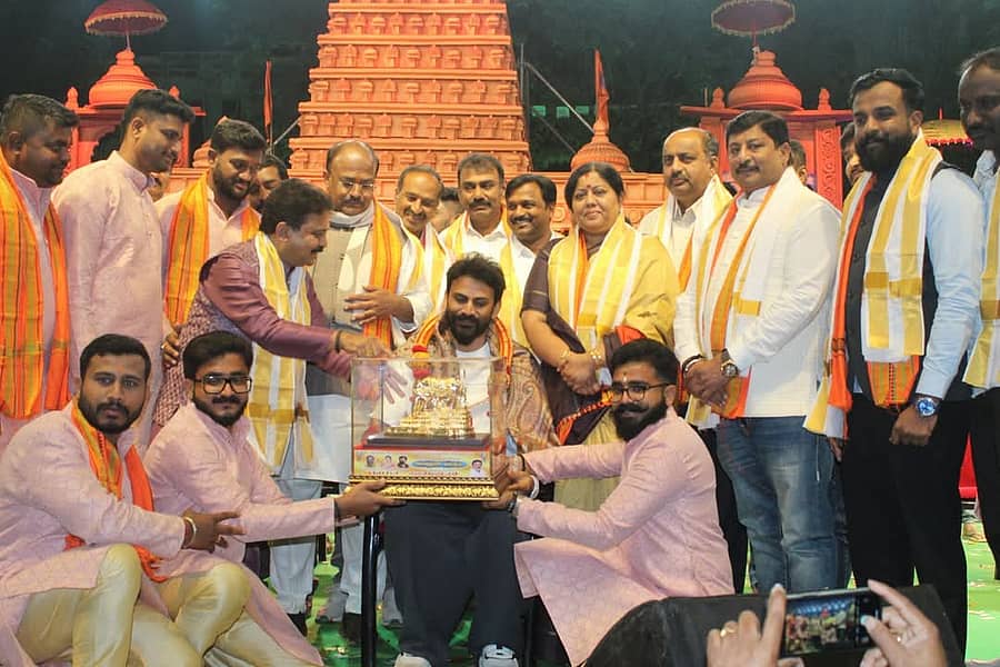 <div class="paragraphs"><p>‘ವರ್ತೂರು ಸಂಕ್ರಾಂತಿ ಉತ್ಸವ-2025’ದಲ್ಲಿ ನಟ ಡಾಲಿ ಧನಂಜಯ್ ಅವರನ್ನು&nbsp; ಸನ್ಮಾನಿಸಲಾಯಿತು. ಶಾಸಕಿ ಮಂಜುಳಾ ಲಿಂಬಾವಳಿ, ಮಾಜಿ ಶಾಸಕ ಅರವಿಂದ ಲಿಂಬಾವಳಿ, ಸಂಘದ ಅಧ್ಯಕ್ಷ ಮಹೇಂದ್ರ ಮೋದಿ ಉಪಸ್ಥಿತರಿದ್ದರು</p></div>