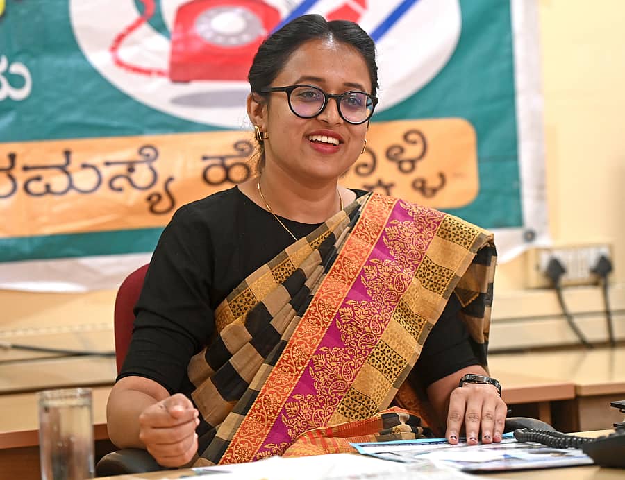ಕಾರ್ಮಿಕ ಇಲಾಖೆಯ ಮಂಗಳೂರು ವಿಭಾಗದ ಸಹಾಯಕ ಕಾರ್ಮಿಕ ಆಯುಕ್ತೆ ನಾಝಿಯಾ ಸುಲ್ತಾನ್ ಅವರು ‘ಪ್ರಜಾವಾಣಿ’ ಫೋನ್ ಇನ್ ಕಾರ್ಯಕ್ರಮದಲ್ಲಿ ಸಾರ್ವಜನಿಕರ ಪ್ರಶ್ನೆಗಳಿಗೆ ಉತ್ತರಿಸಿದರು