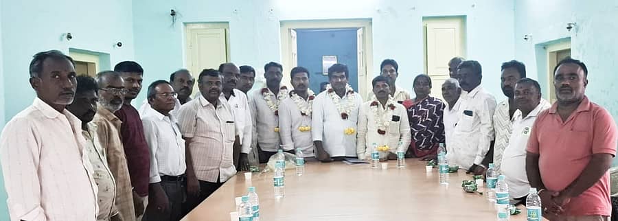 ರಾಮನಗರ ಜಿಲ್ಲಾ ಮಡಿವಾಳರ ಸಂಘಕ್ಕೆ ಆಯ್ಕೆಯಾದ ನೂತನ ಅಧ್ಯಕ್ಷ ಮಂಟೇದ ಇತರ ಪದಾಧಿಕಾರಿಗಳನ್ನು ಮಡಿವಾಳ ಸಮಾಜದ ಮುಖಂಡರು ಅಭಿನಂದಿಸಿದರು