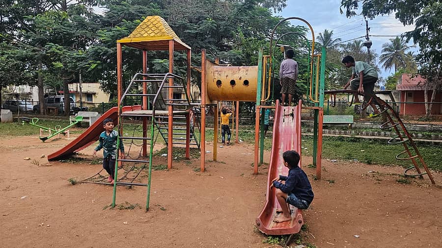 ಚಾಮರಾಜನಗರದ ಹಳೆ ಹೌಸಿಂಗ್ ಬೋರ್ಡ್ ಬಡಾವಣೆಯಲ್ಲಿರುವ ಡಾ.ಬಿ.ಆರ್.ಅಂಬೇಡ್ಕರ್ ಉದ್ಯಾನದಲ್ಲಿರುವ ಮಕ್ಕಳ ಆಟಿಕೆ ಸ್ಥಿತಿ