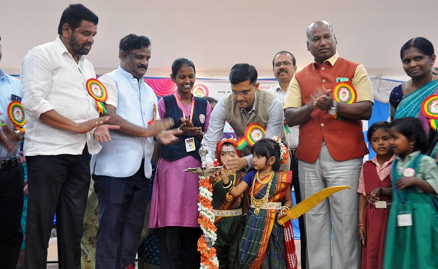 ಕೊಪ್ಪಳದಲ್ಲಿ ಶುಕ್ರವಾರ ನಡೆದ ರಾಷ್ಟ್ರೀಯ ಹೆಣ್ಣು ಮಕ್ಕಳ ದಿನಾಚರಣೆ ಕಾರ್ಯಕ್ರಮವನ್ನು ಜಿಲ್ಲಾಧಿಕಾರಿ ನಲಿನ್‌ ಅತುಲ್‌ ಉದ್ಘಾಟಿಸಿದರು