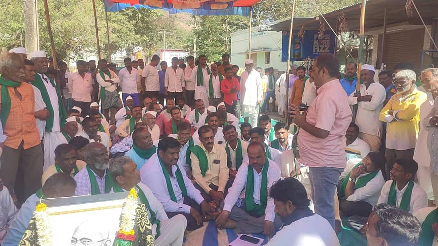 ಗಜೇಂದ್ರಗಡ ಸುತ್ತಲಿನ ಗ್ರಾಮಗಳ ರೈತರು ಶೇಂಗಾ ಬೆಲೆ ಕುಸಿತ ಖಂಡಿಸಿ ಎಪಿಎಂಸಿ ಬಂದ್ ಮಾಡಿ ಶುಕ್ರವಾರ ಪ್ರತಿಭಟನೆ ನಡೆಸಿದರು