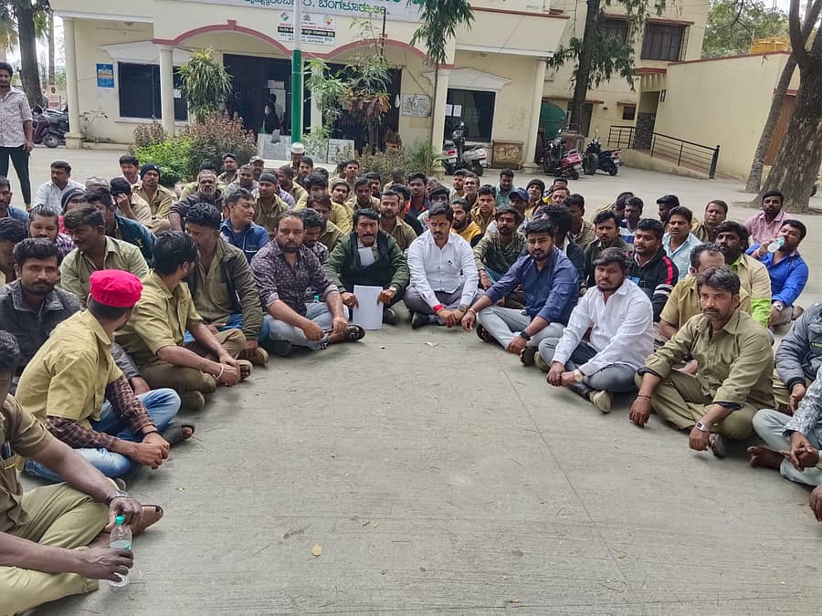 ಗುತ್ತಿಗೆದಾರ ಅಂಜನ್ ಮೂರ್ತಿ ಅವರು ವ್ಯಾಪಾರಿಗಳು, ಆಟೋ ಚಾಲಕರೊಂದಿಗೆ ಕೆ.ಆರ್.ಪುರ ಬಿಬಿಎಂಪಿ ಕಚೇರಿ ಮುಂದೆ ಪ್ರತಿಭಟನೆ ನಡೆಸಿದರು