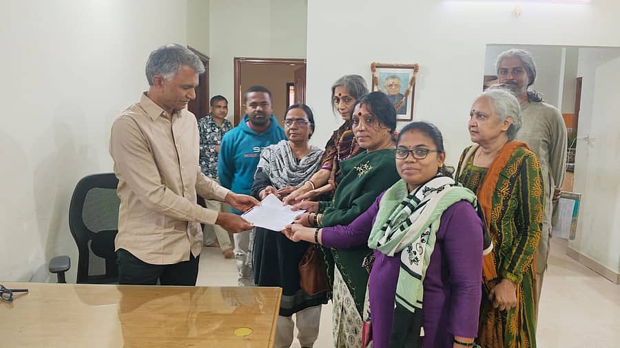 ಮೈಕ್ರೊಫೈನಾನ್ಸ್ ಅಕ್ರಮ ವಿರೋಧಿ ಮಹಿಳೆಯರ ವೇದಿಕೆಯ ಸದಸ್ಯರು ಕಂದಾಯ ಸಚಿವ ಕೃಷ್ಣ ಬೈರೇಗೌಡ ಅವರಿಗೆ ಮನವಿ ಸಲ್ಲಿಸಿದರು