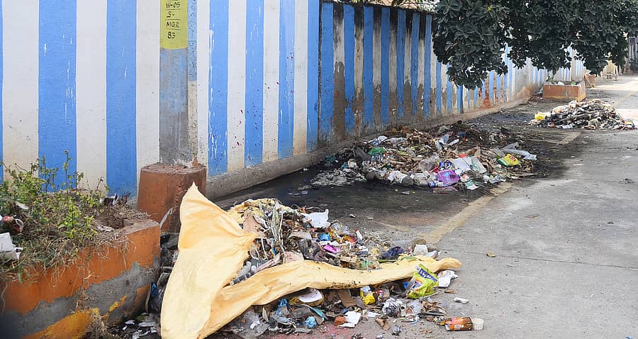 ತುಮಕೂರಿನ ಎಂ.ಜಿ.ರಸ್ತೆಯ ವ್ಯಾಪಾರ ವಲಯದಲ್ಲಿ ಕಸದ ರಾಶಿ