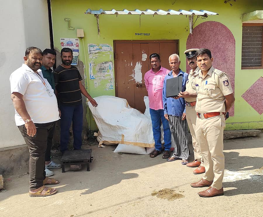 ಕೊಳ್ಳೇಗಾಲ ತಾಲ್ಲೂಕಿನ ಮಧುವನಹಳ್ಳಿ ಗ್ರಾಮದಲ್ಲಿ ಪಡಿತರ ಅಕ್ಕಿ ಅಕ್ರಮ ದಾಸ್ತಾನು ಮಾಡಿ ಮಾರಾಟ ಮಾಡಲು ಯತ್ನಿಸಿದ್ದ ವ್ಯಕ್ತಿಯನ್ನು ಗ್ರಾಮಾಂತರ ಪೊಲೀಸರು ಬಂಧಿಸಿದರು