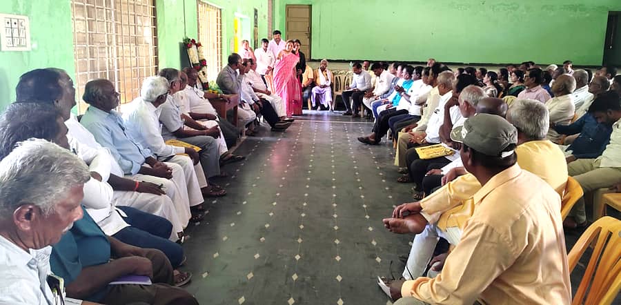 ಮೊಳಕಾಲ್ಮುರಿನಲ್ಲಿ ಶನಿವಾರ ವೀರಶೈವ ಲಿಂಗಾಯಿತ ಸಮಾವೇಶ ಕುರಿತು ಚರ್ಚೆ ಸಭೆ ಹಮ್ಮಿಕೊಳ್ಳಲಾಗಿತ್ತು.