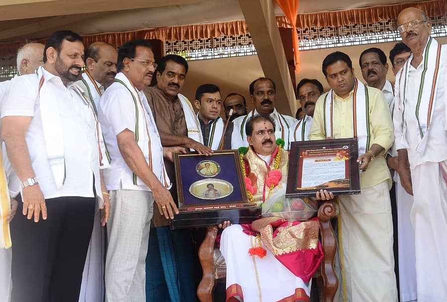 <div class="paragraphs"><p>ದಕ್ಷಿಣ ಕನ್ನಡ ಜಿಲ್ಲೆ ಮೂಡುಬಿದಿರೆಯ ಒಂಟಿಕಟ್ಟೆಯಲ್ಲಿ ಶನಿವಾರ ನಡೆದ ಕೋಟಿ ಚೆನ್ನಯ ಜೋಡುಕರೆ ಕಂಬಳದಲ್ಲಿ ವಾಸ್ತುತಜ್ಞ ಚಂದ್ರಶೇಖರ ಸ್ವಾಮೀಜಿ ಅವರಿಗೆ ವೀರರಾಣಿ ಅಬ್ಬಕ್ಕ ಪ್ರಶಸ್ತಿ ಪ್ರದಾನ ಮಾಡಲಾಯಿತು.&nbsp;&nbsp;</p></div>