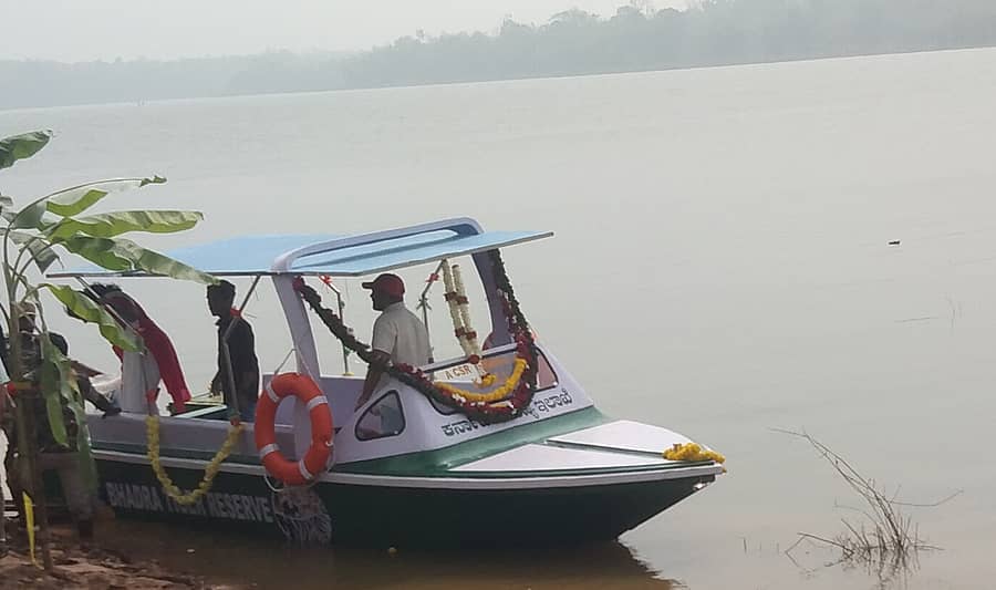 ನರಸಿಂಹರಾಜಪುರ ತಾಲ್ಲೂಕಿನ ವ್ಯಾಪ್ತಿಯಲ್ಲಿ ಈಚೆಗೆ ನಡೆದ ಕಾರ್ಯಕ್ರಮದಲ್ಲಿ ಭದ್ರಾವನ್ಯಜೀವಿ ವಿಭಾಗಕ್ಕೆ ಯಾಂತ್ರೀಕೃತ ದೋಣಿ ಹಸ್ತಾಂತರಿಸಲಾಯಿತು