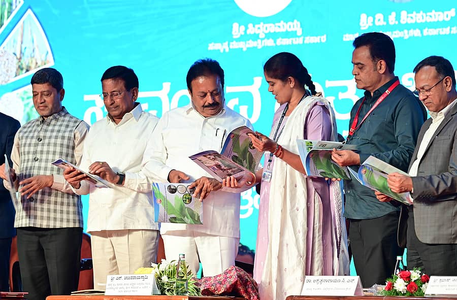 <div class="paragraphs"><p>ಧಾರವಾಡ ಕೃಷಿ ವಿದ್ಯಾಲಯದ ಪ್ರಾಧ್ಯಾಪಕಿ ಸಣ್ಣಪಾಪಮ್ಮ ಕೆ.ಜೆ. ಬರೆದ ‘ಬಾಳೆದಿಂಡಿನ ಮೌಲ್ಯವರ್ಧಿತ ಉತ್ಪನ್ನಗಳ ಮಾಹಿತಿ’ ಪುಸ್ತಕವನ್ನು ಸಾವಯವ ಮತ್ತು ಸಿರಿಧಾನ್ಯ ಅಂತರರಾಷ್ಟ್ರೀಯ ವಾಣಿಜ್ಯ ಮೇಳದ ಸಮಾರೋಪ ಸಮಾರಂಭದಲ್ಲಿ ಕೃಷಿ ಸಚಿವ ಎನ್. ಚಲುವರಾಯಸ್ವಾಮಿ ಬಿಡುಗಡೆ ಮಾಡಿದರು.&nbsp;&nbsp;</p></div>