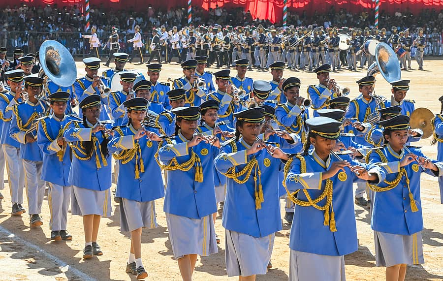<div class="paragraphs"><p>ಬೆಂಗಳೂರಿನ ಫೀಲ್ಡ್ ಮಾರ್ಷಲ್ ಮಾಣೆಕ್‌ಷಾ ಪರೇಡ್ ಮೈದಾನದಲ್ಲಿ ಭಾನುವಾರ ರಾಜ್ಯಮಟ್ಟದ 76ನೇ ಗಣರಾಜ್ಯೋತ್ಸವ ದಿನಾಚರಣೆ ಅಂಗವಾಗಿ ವಿದ್ಯಾರ್ಥಿನಿಯರ ವಾದ್ಯತಂಡ ಆಕರ್ಷಕ ಪಥ ಸಂಚಲನ ನಡೆಸಿತು </p></div>