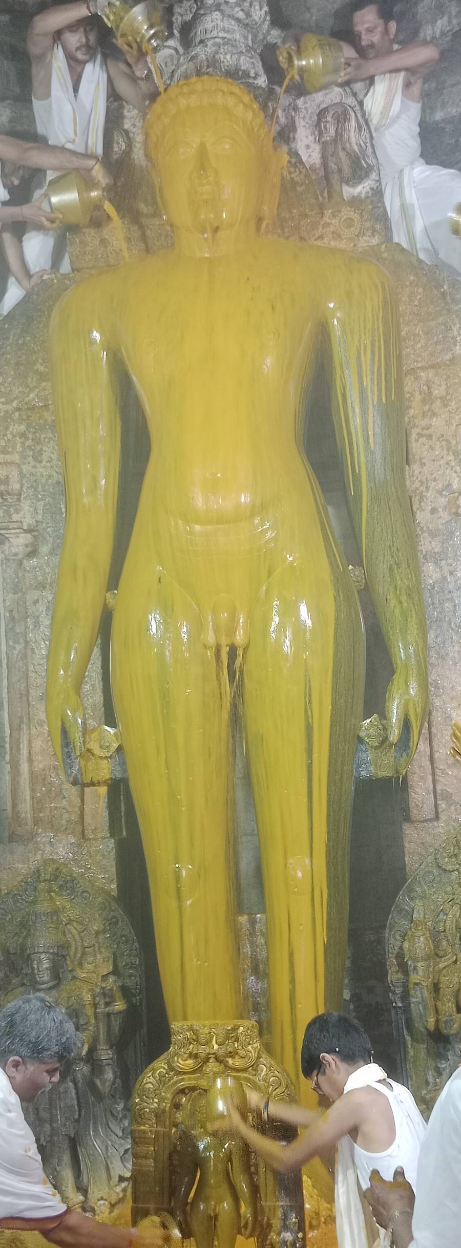 ಹಳೇಬೀಡಿನ ಬಸ್ತಿಹಳ್ಳಿಯ ಜಿನ ಮಂದಿರದ ಶಾಂತಿನಾಥ ತೀರ್ಥಂಕರ ಮೂರ್ತಿಗೆ ಭಾನುವಾರ ಅರಿಶಿಣ ಅಭಿಷೇಕ .